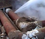 В центре Астрахани прорвало трубу: улицу затопило