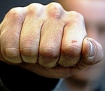  Астраханец беспричинно избил и пырнул ножом студента, стоящего на остановке