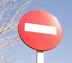 На подъезде к астраханской детской больнице запретили парковку и стоянку 