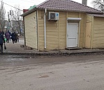 Территорию у остановки общественного транспорта на астраханской улице больше полугода заливает мочой