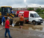 Астраханцы сами засыпают ямы на улицах города