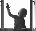 Пока астраханка убиралась дома, ее ребенок выпал из окна