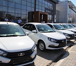 Новые Lada Granta вручили астраханцам, пострадавшим на производстве