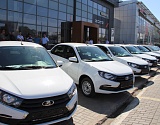 Новые Lada Granta вручили астраханцам, пострадавшим на производстве