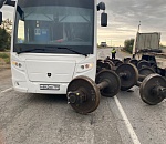Под Астраханью на автобус с пассажирами наехали вагонные колеса