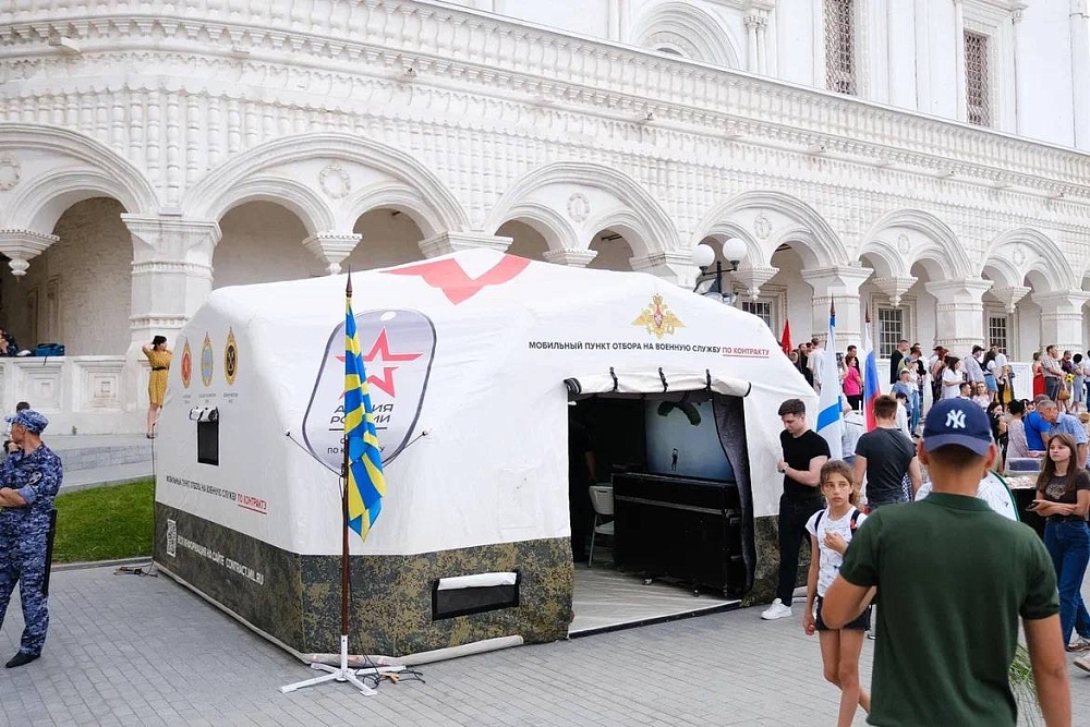 В Астраханском кремле развернут мобильный пункт отбора на службу по контракту