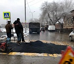 В Астрахани снова в снег ремонтировали дорогу