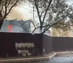 В центре Астрахани горит деревянный дом