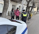 Астраханские сотрудники ГИБДД взялись за курьеров на электросамокатах