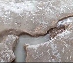 В селе Капустин Яр из-под земли протекает вода