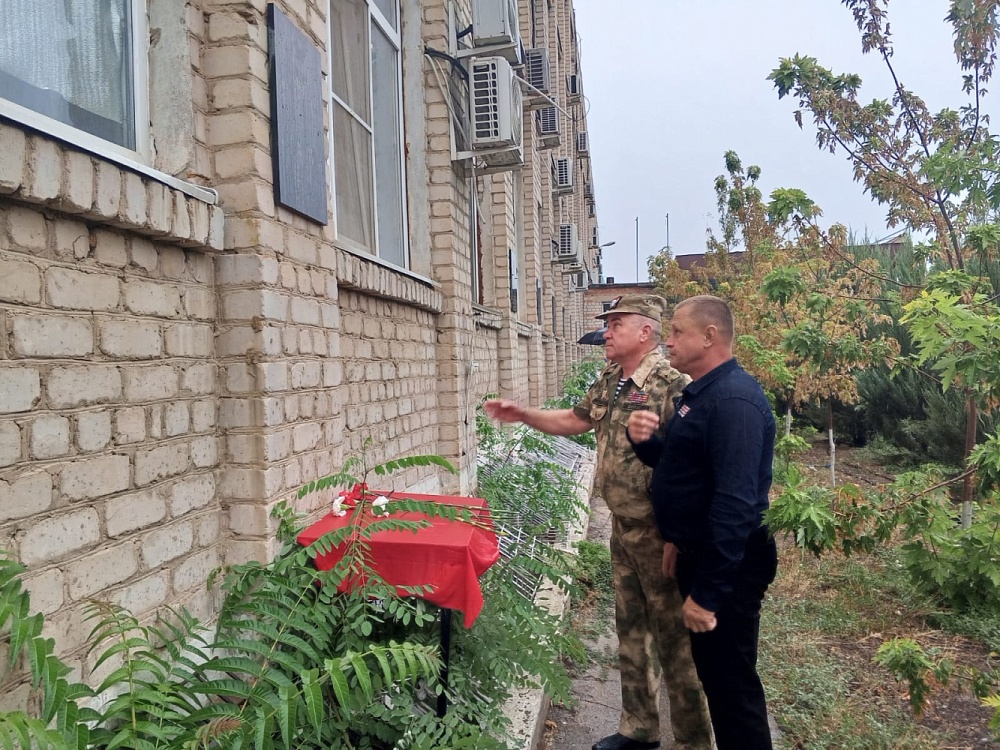 Память астраханских офицеров почтили в Астрахани и Мариуполе