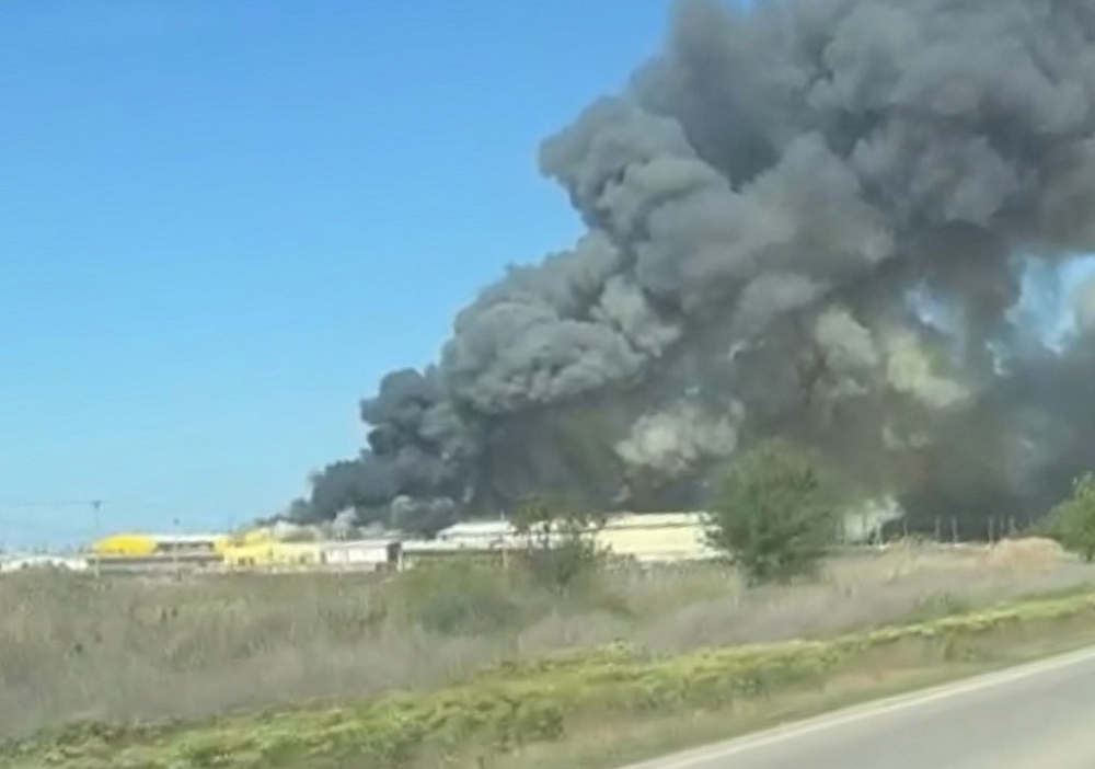 В Астраханской области на площади 2 тысячи квадратов полыхает птицефабрика