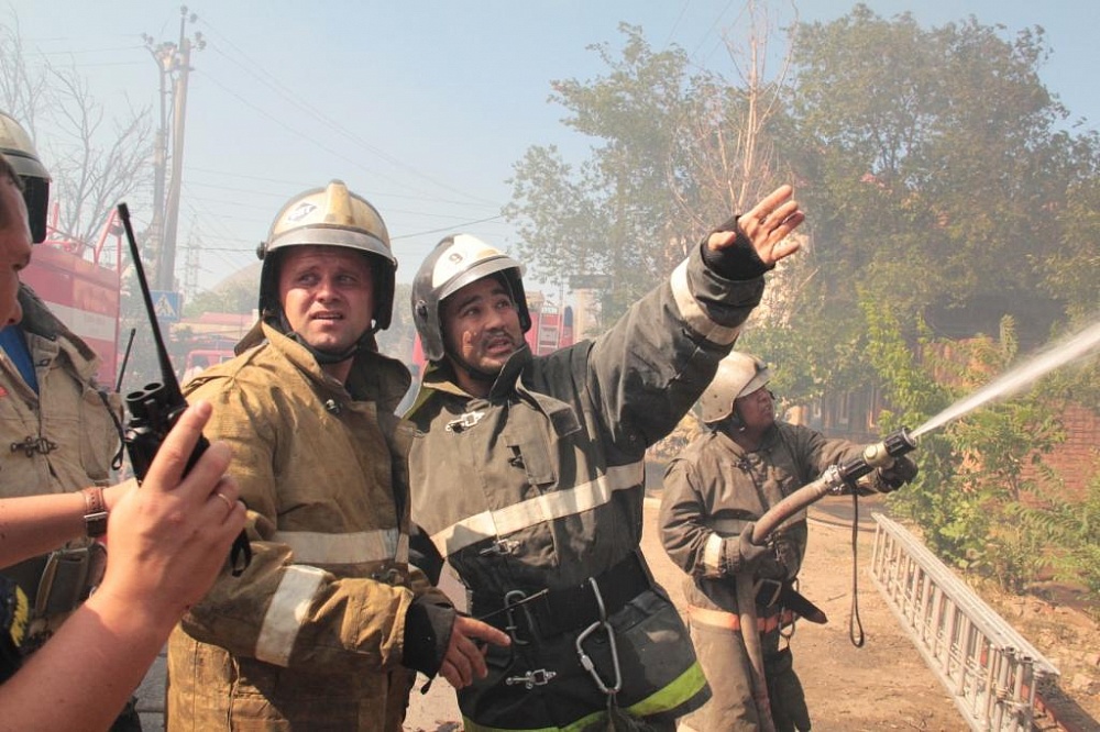 В Астрахани мужчина спас пожилую соседку из огня