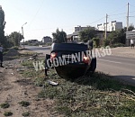 В Астрахани иномарка снесла столб и перевернулась на крышу