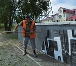 Астраханские службы отмывают город от следов уличного вандализма