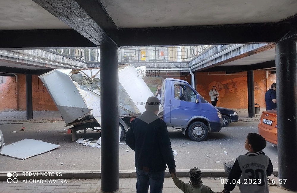Очередная «ГАЗель» снесла кузов под мостом глупости в Астрахани