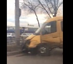 В Астрахани у Ленты произошло серьезное ДТП с маршруткой. Видео
