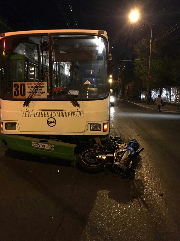 В центре Астрахани столкнулись автобус и мотоцикл