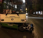 В центре Астрахани столкнулись автобус и мотоцикл