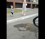 В центре Астрахани забил канализационный источник