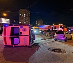 Скорая помощь опрокинулась в Астрахани, пострадали трое