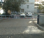 Жители одной из астраханских многоэтажек самовольно перегородили въезд во двор