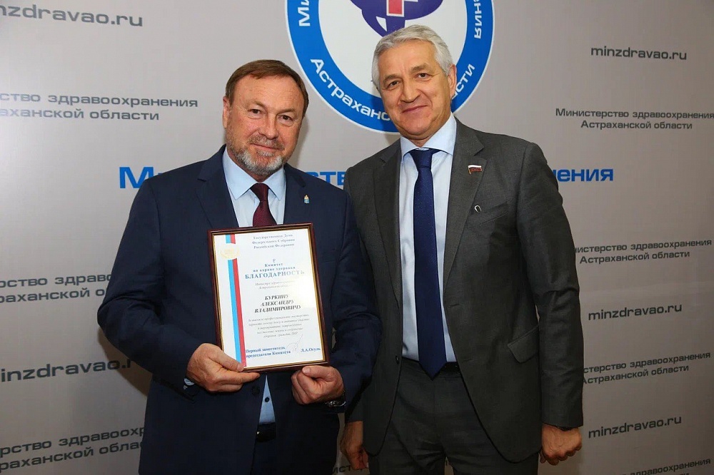 Депутат Госдумы Леонид Огуль вручил благодарственные письма от комитета по охране здоровья Госдумы РФ астраханским медикам, вернувшимся с Донбасса