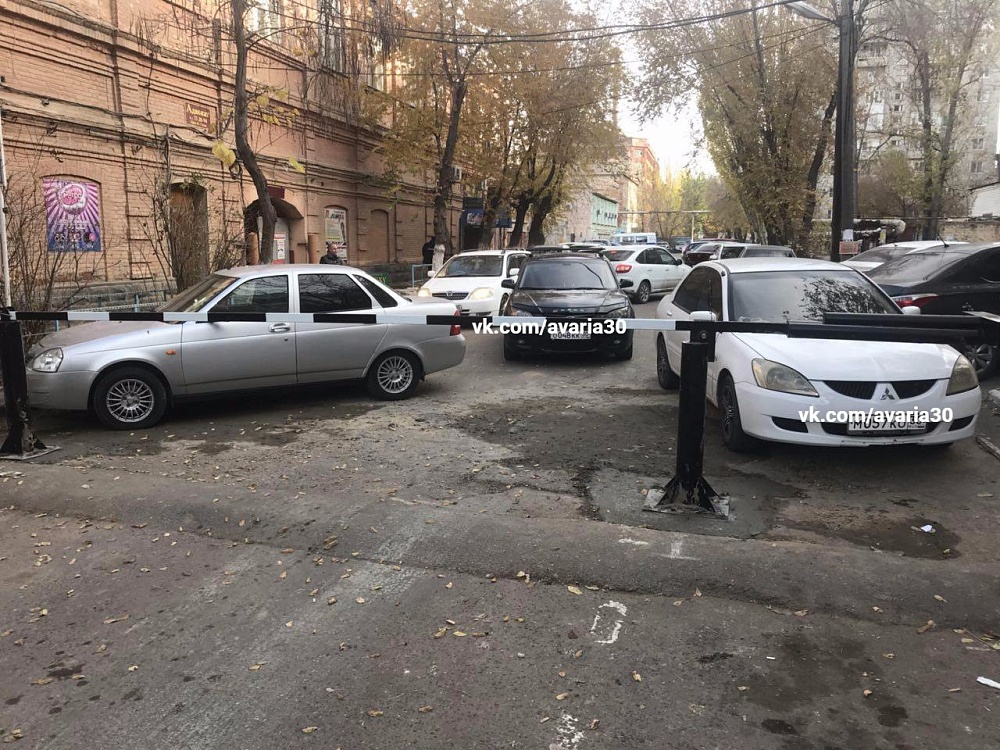 В центре Астрахани появился загадочный шлагбаум