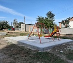 В Камызяке установили опасную детскую площадку