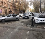 В центре Астрахани появился загадочный шлагбаум