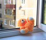 В Астраханской области 3-летняя девочка выпала из окна: ребенок в коме