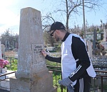 На трех астраханских кладбищах очищают историческую память от мусора