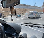 Опубликован момент аварии в центре Астрахани, в котором мотоциклист врезается в маршрутку и падает