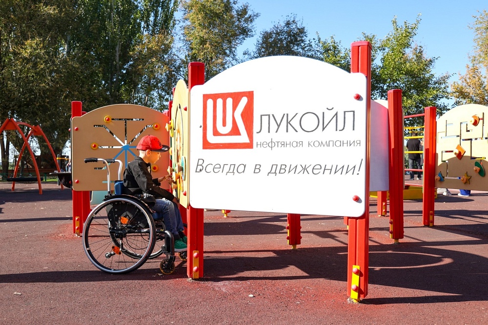 Две детские площадки в центре Астрахани отремонтированы благодаря ЛУКОЙЛу!