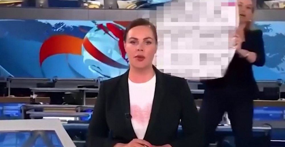 Скандал на Первом канале: в прямом эфире новостей выбежала девушка с антивоенным плакатом
