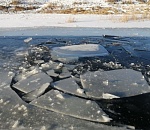 В Ахтубинске подростки решили покататься на коньках и чуть не погибли﻿