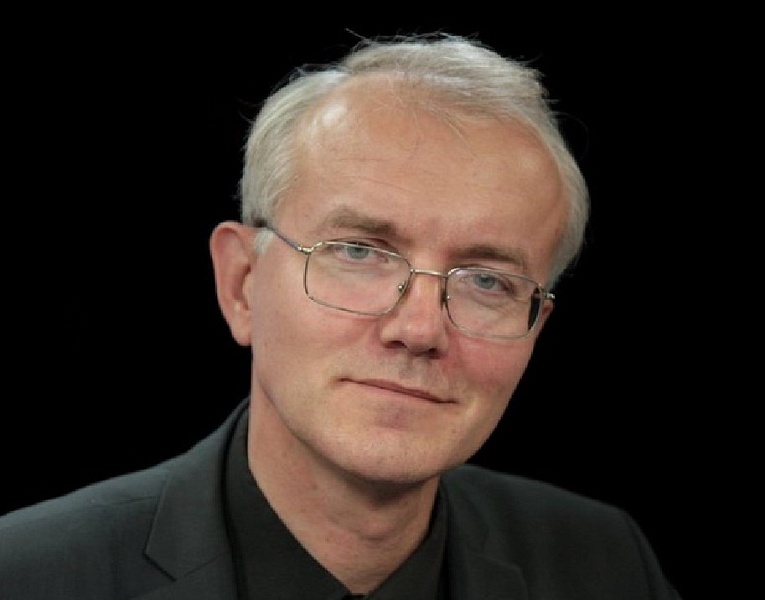 Trans ozingni siqib chiqaradi