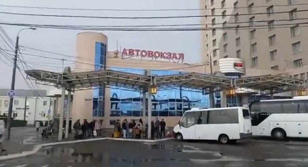 Жители Воронежа не могут уехать в свой военкомат из-за администрации астраханского автовокзала