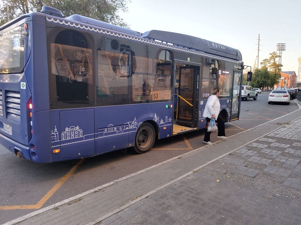 Астраханцы стали чаще выбирать синие автобусы для поездок по городу