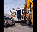 ДТП на объездной в Астрахани: Hyundai vs ГАЗель vs экскаватор
