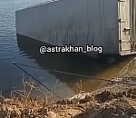 ЧП в астраханском селе: КамАЗ упал с парома