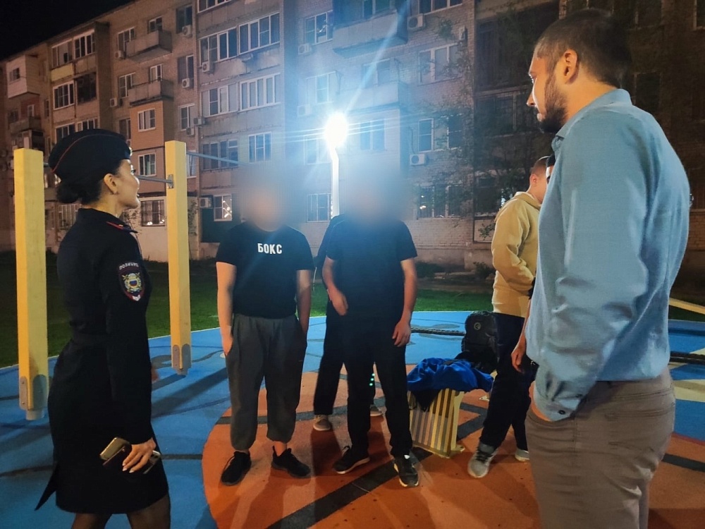 Ночью в астраханском Парке Знаний ловили подростков