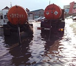 Астраханские коммунальщики откачивают с улиц талую воду 