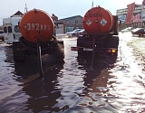 Астраханские коммунальщики откачивают с улиц талую воду 