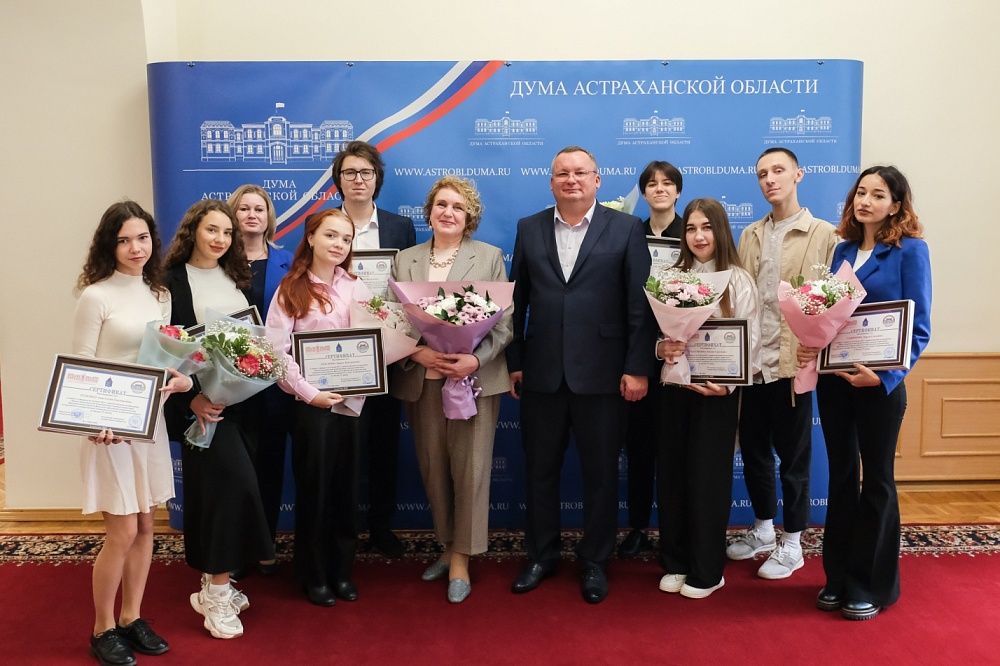 Игорь Мартынов вручил сертификаты выпускникам Школы парламентской журналистики