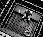 Надзиратель астраханской колонии стал заключенным 