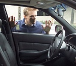 В Астрахани жильцы многоэтажки пытались задержать «автомобильных разбойников»: один из них был ранен