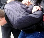 В Астраханской области привезенный в больницу мужчина стал душить одного полицейского, а затем ударил ногой в голову другого 