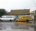 В Астрахани маршрутка провалилась в лужу