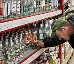 Увидеть кассу и умереть: в Астрахани мужчина выпил в магазине три бутылки водки и умер, не заплатив